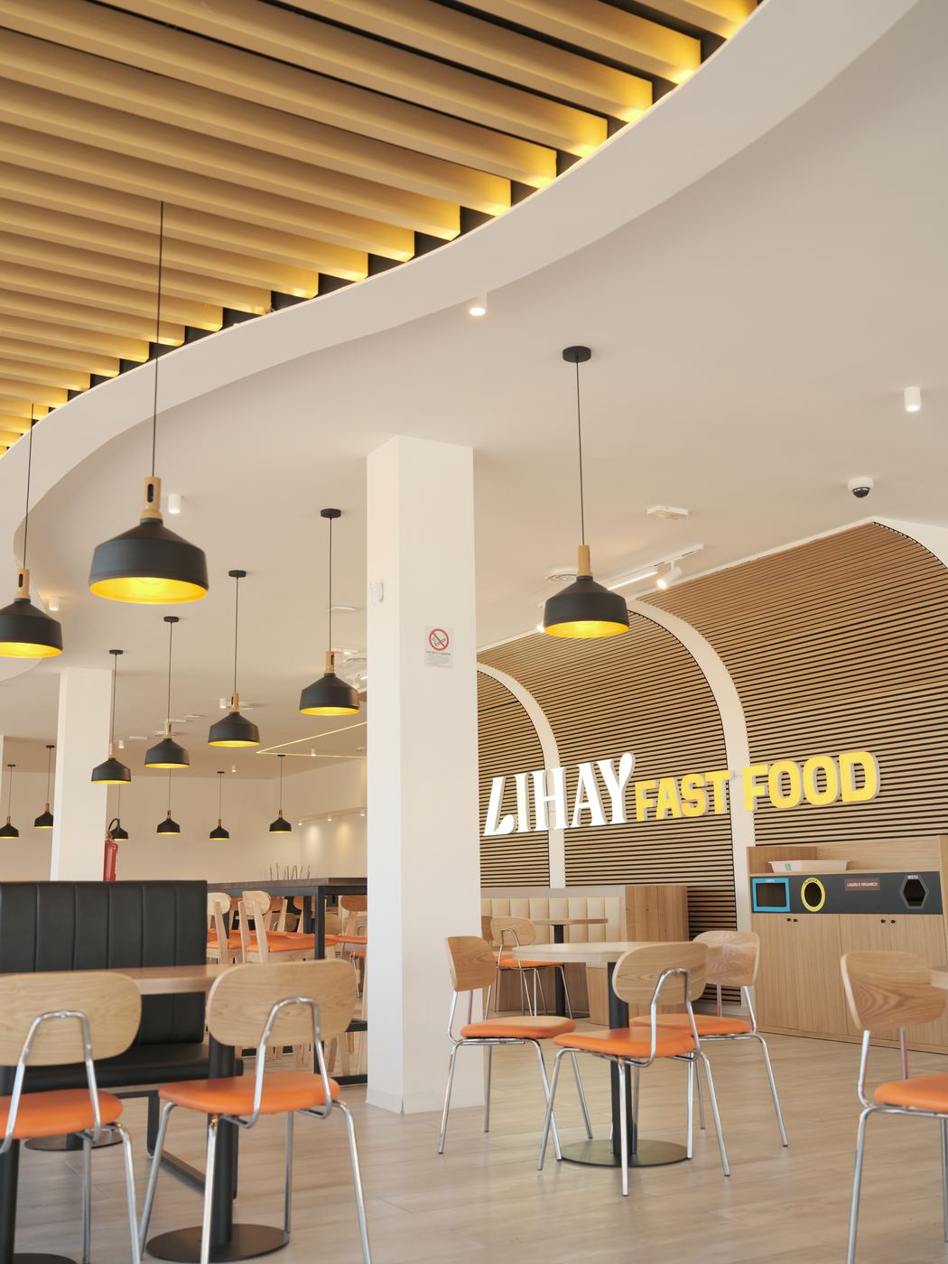 Insegna LIHAY RistoHouse Asian Fast Food sulla parete in legno della sala